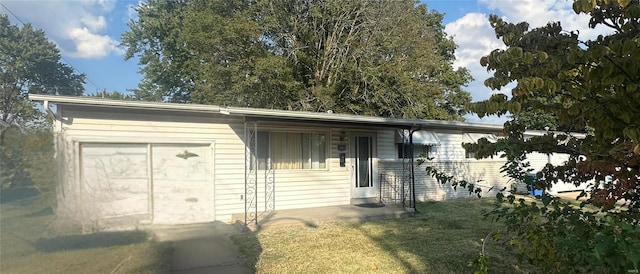 view of front of house featuring a garage and a front yard