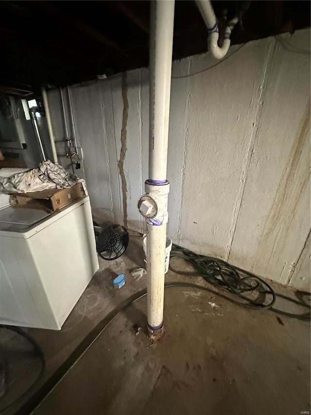 basement featuring washer / dryer