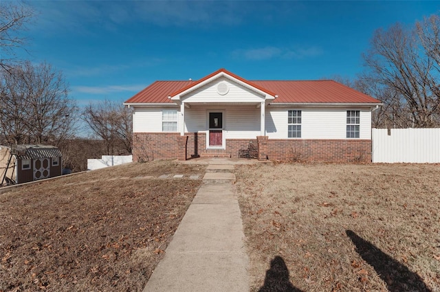 ranch-style home featuring a front lawn