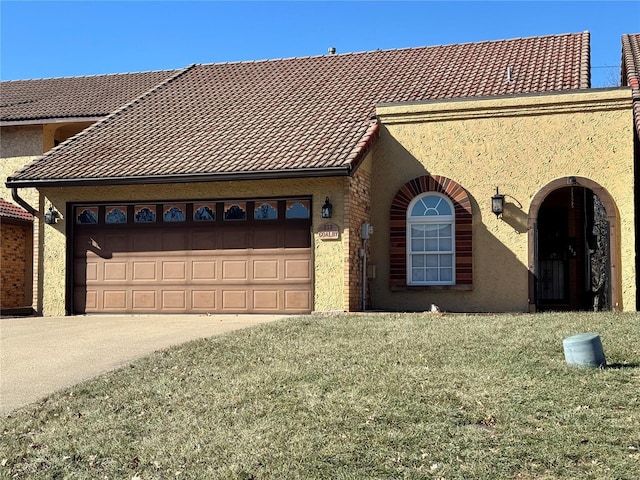 view of front facade featuring a garage and a front lawn