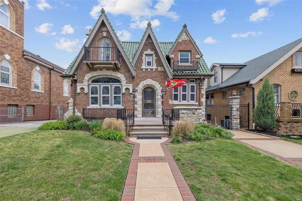 english style home featuring a front lawn