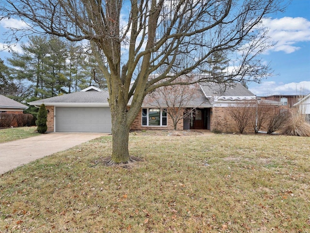 view of front facade with a garage and a front yard