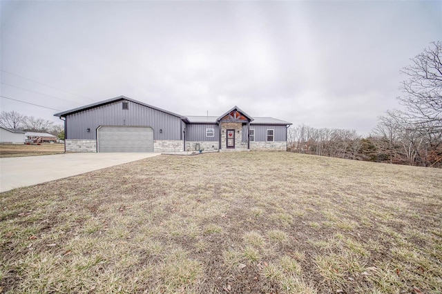 view of front of property featuring a garage and a front yard