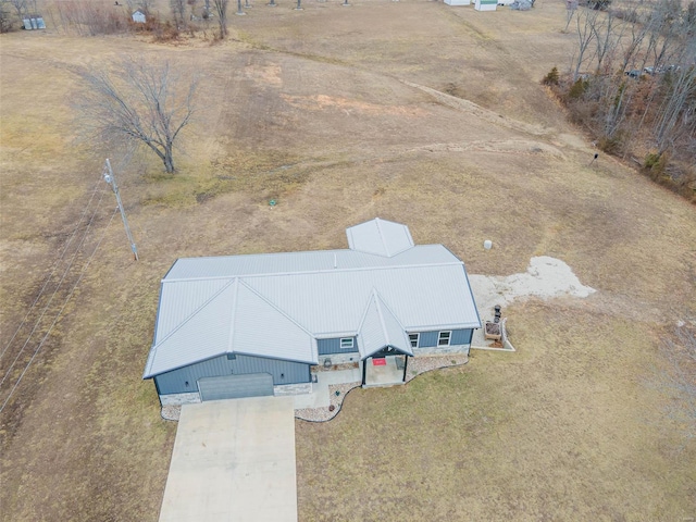 birds eye view of property featuring a rural view