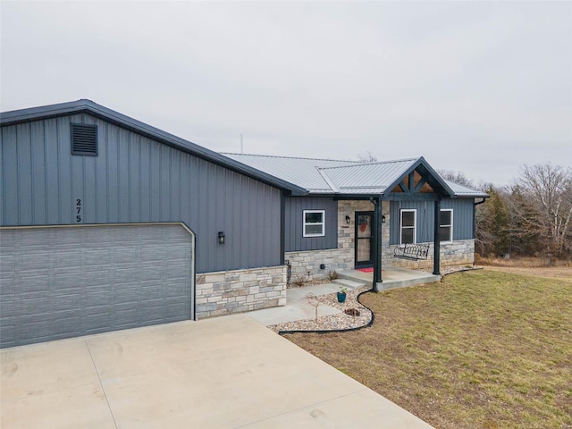 view of front facade with a garage and a front lawn