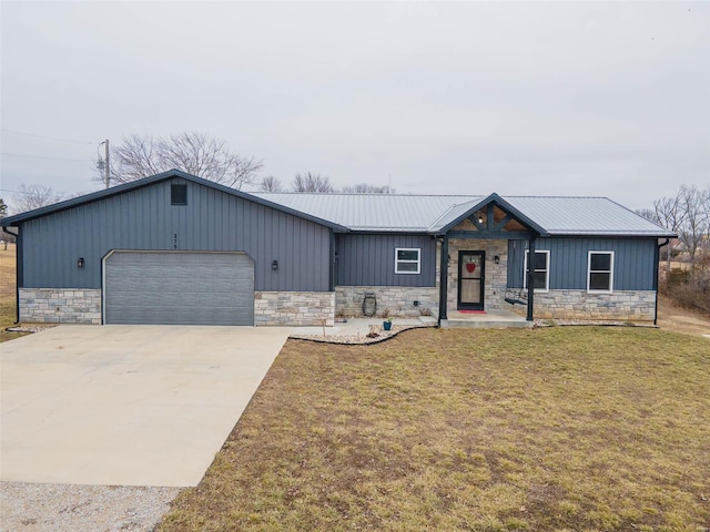 view of front of house featuring a garage and a front yard