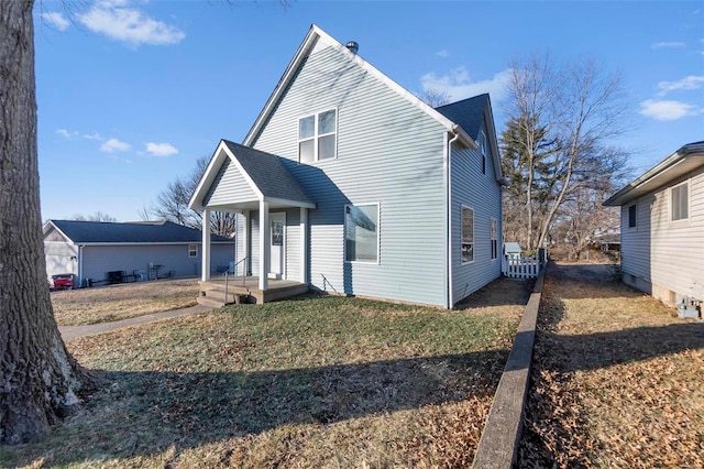 view of front property featuring a front lawn