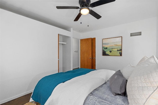 bedroom featuring ceiling fan, dark hardwood / wood-style floors, and a closet