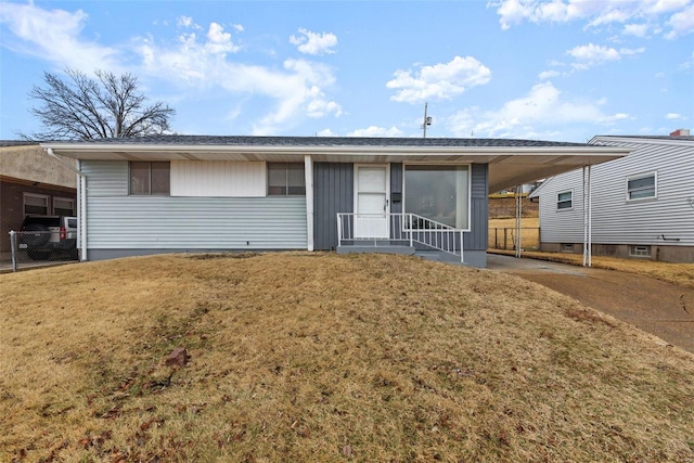 view of front of property featuring a carport and a front yard