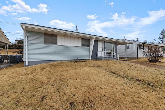 view of front facade featuring a front lawn