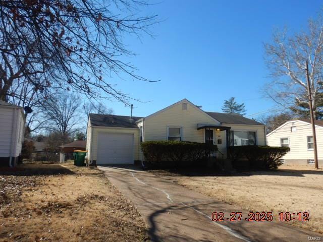 view of front of property featuring a garage and concrete driveway