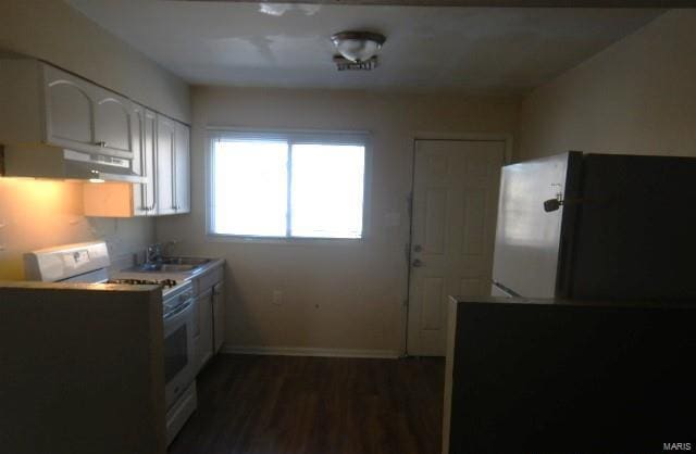 kitchen with sink, white cabinetry, black fridge, dark hardwood / wood-style flooring, and white gas range