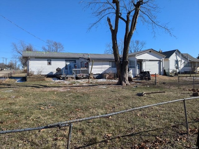 view of front of property featuring a garage and a front yard