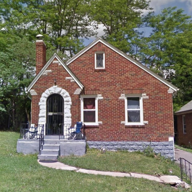 view of front of home with a front lawn