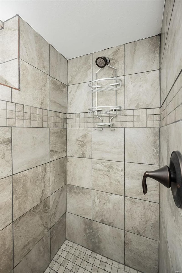 bathroom featuring tiled shower