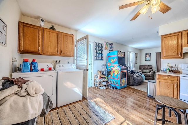 laundry room with washer and dryer, light hardwood / wood-style floors, and ceiling fan