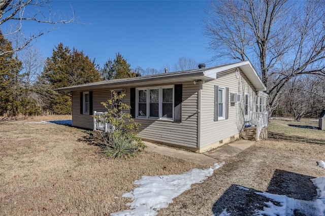 view of front of property with a front lawn