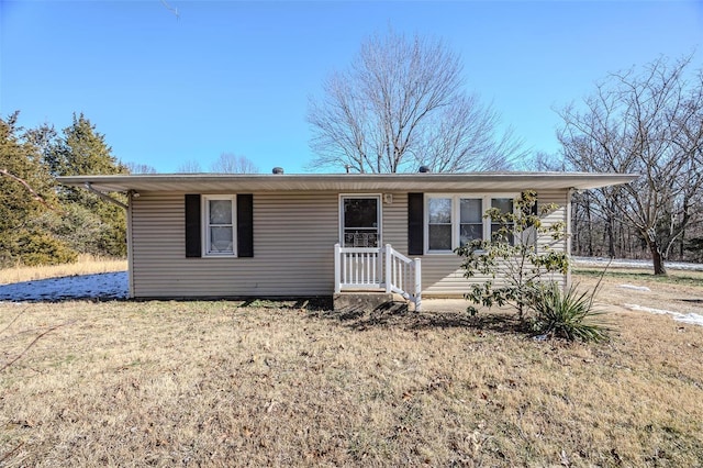 view of front of property with a front lawn