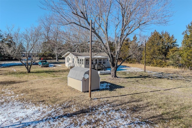 view of yard with a shed