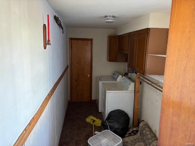 clothes washing area featuring dark tile patterned floors, cabinets, and independent washer and dryer