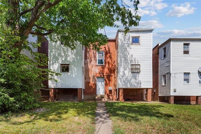 view of front of property with a front lawn