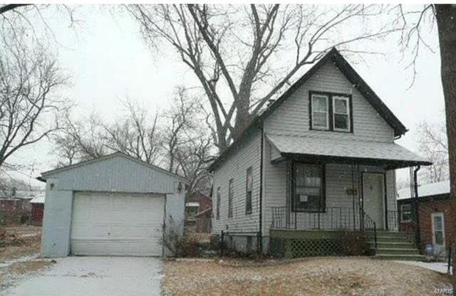 view of front facade with covered porch and a garage