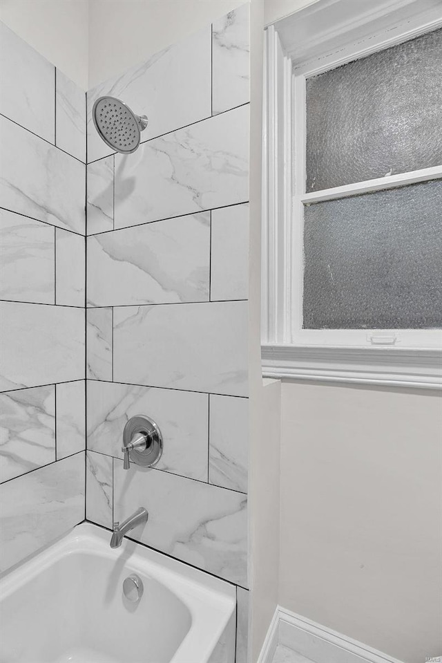 bathroom featuring tiled shower / bath