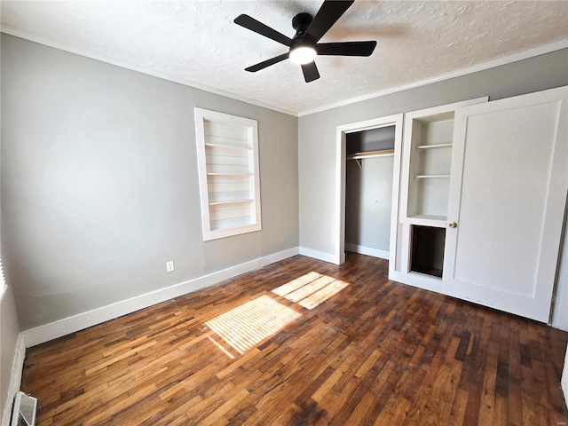 unfurnished bedroom with dark hardwood / wood-style floors, a textured ceiling, ceiling fan, and a closet