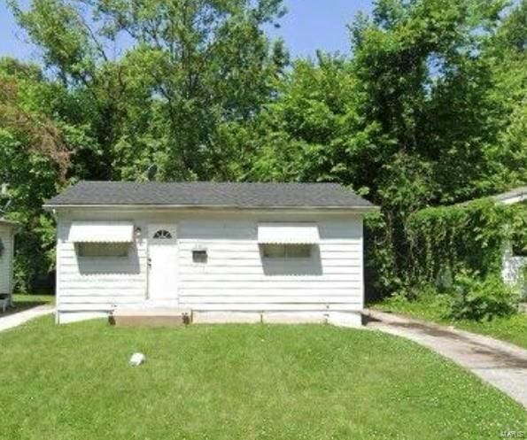 view of front of house featuring a front yard