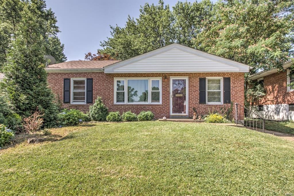 view of front of home featuring a front lawn