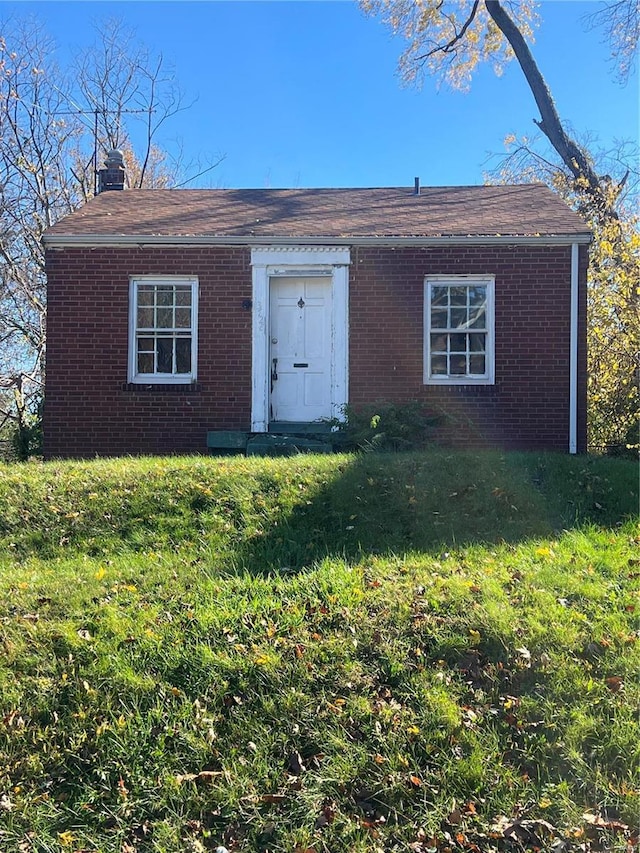 single story home featuring a front yard