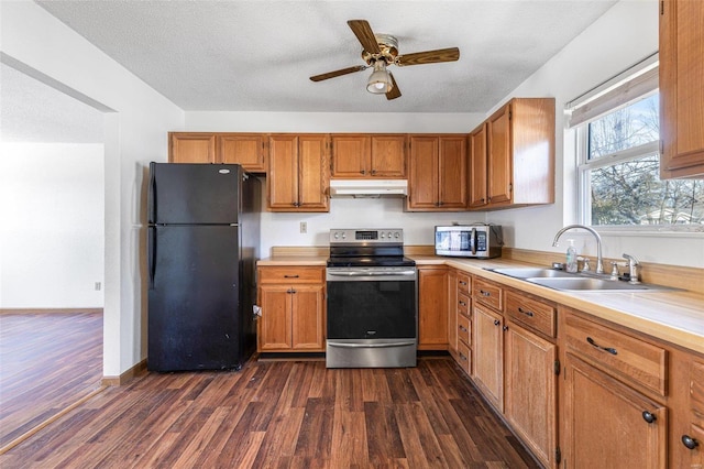 kitchen featuring sink, a textured ceiling, appliances with stainless steel finishes, dark hardwood / wood-style flooring, and ceiling fan