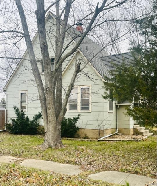 view of side of property featuring a yard