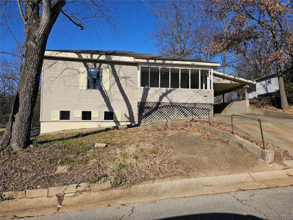 view of front of property featuring a carport