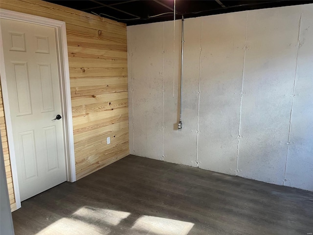 unfurnished room with dark hardwood / wood-style floors