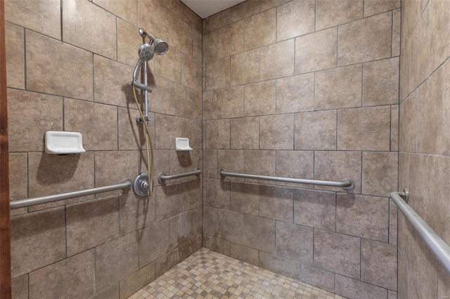 bathroom featuring tiled shower