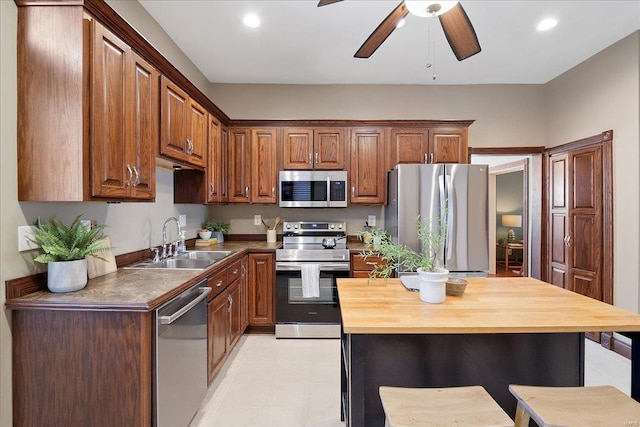 kitchen featuring a sink, recessed lighting, appliances with stainless steel finishes, a breakfast bar area, and ceiling fan