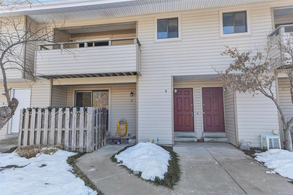 view of front of property featuring a balcony