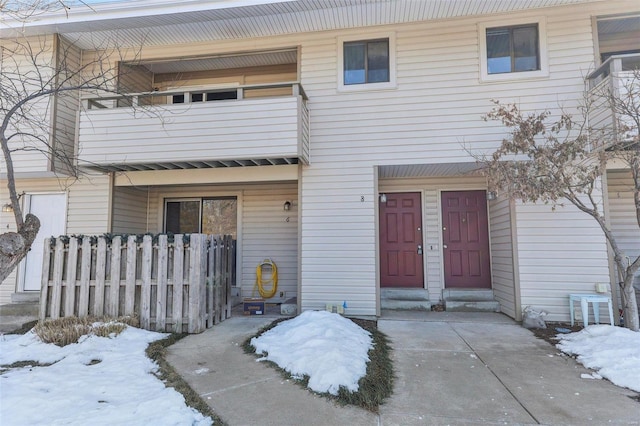 view of front of property featuring a balcony