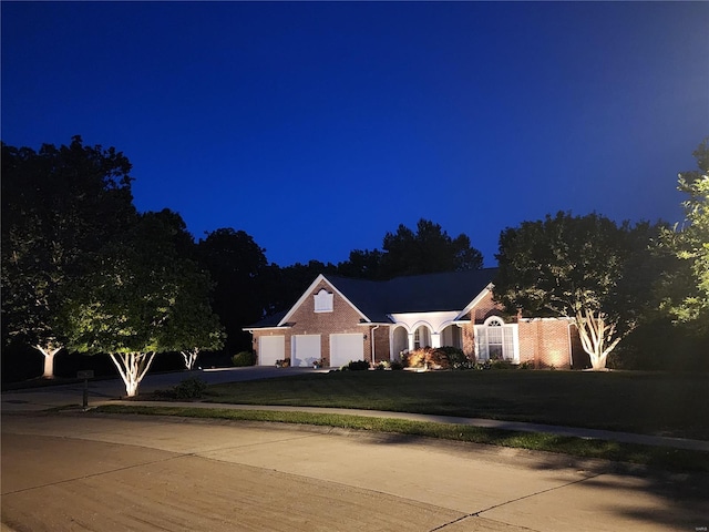 view of front facade featuring a yard and a garage