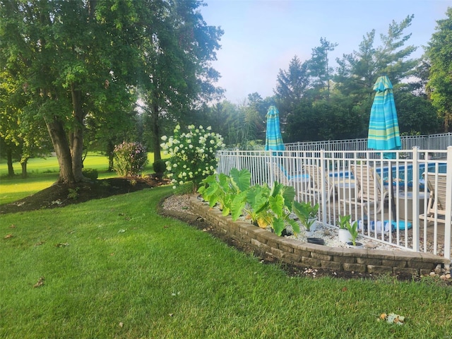 view of yard featuring a fenced in pool