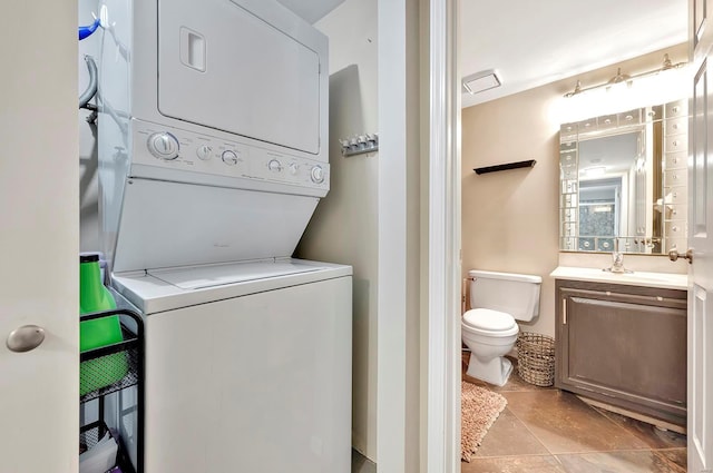 laundry room with sink and stacked washer and clothes dryer