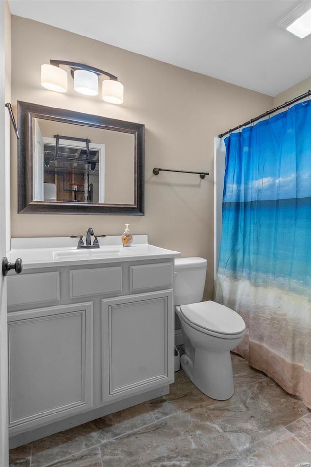 bathroom featuring a shower with curtain, vanity, and toilet