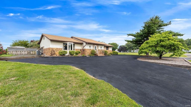 single story home with a front lawn