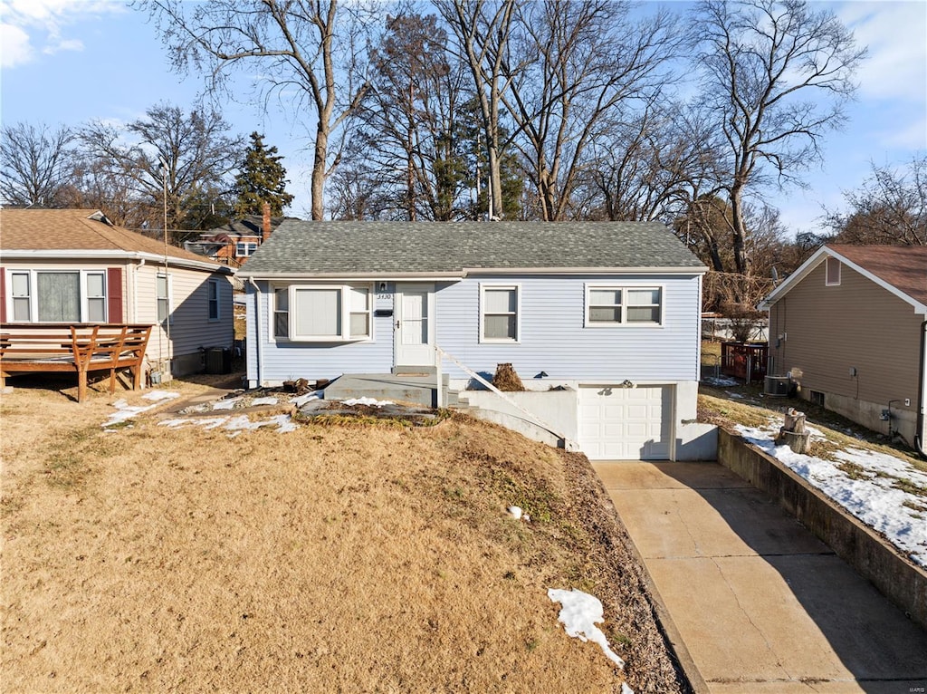 view of front facade featuring a garage