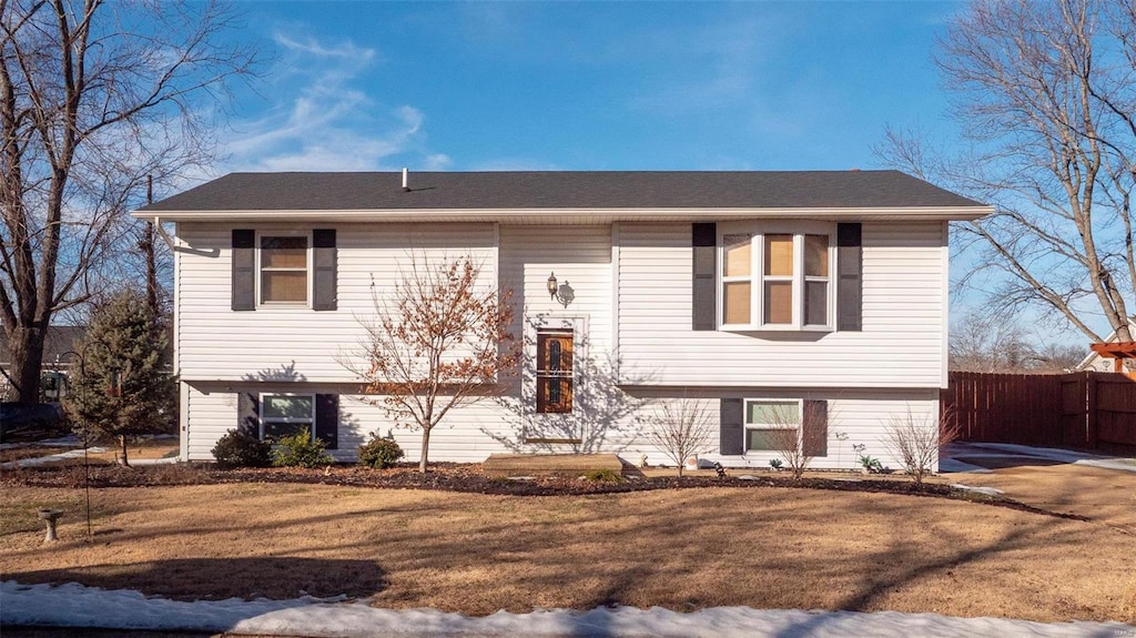 bi-level home featuring a front lawn