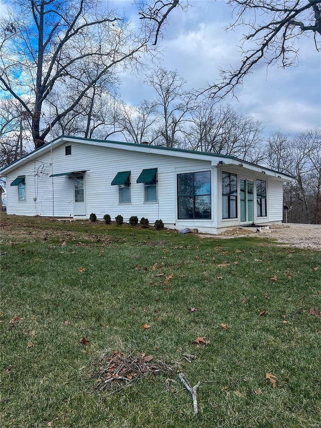 view of front of house featuring a front lawn