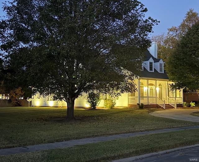 view of front of property featuring a porch and a front yard