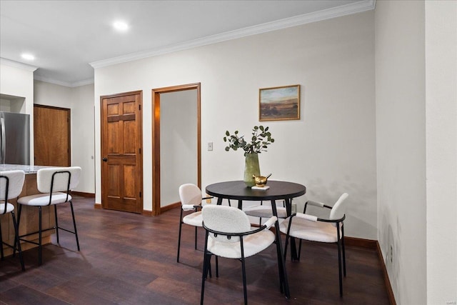 dining room with recessed lighting, baseboards, dark wood-style flooring, and ornamental molding