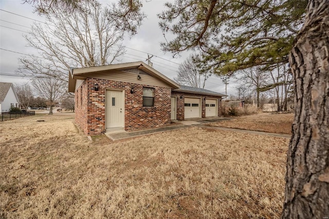 view of front facade with a garage and a front yard